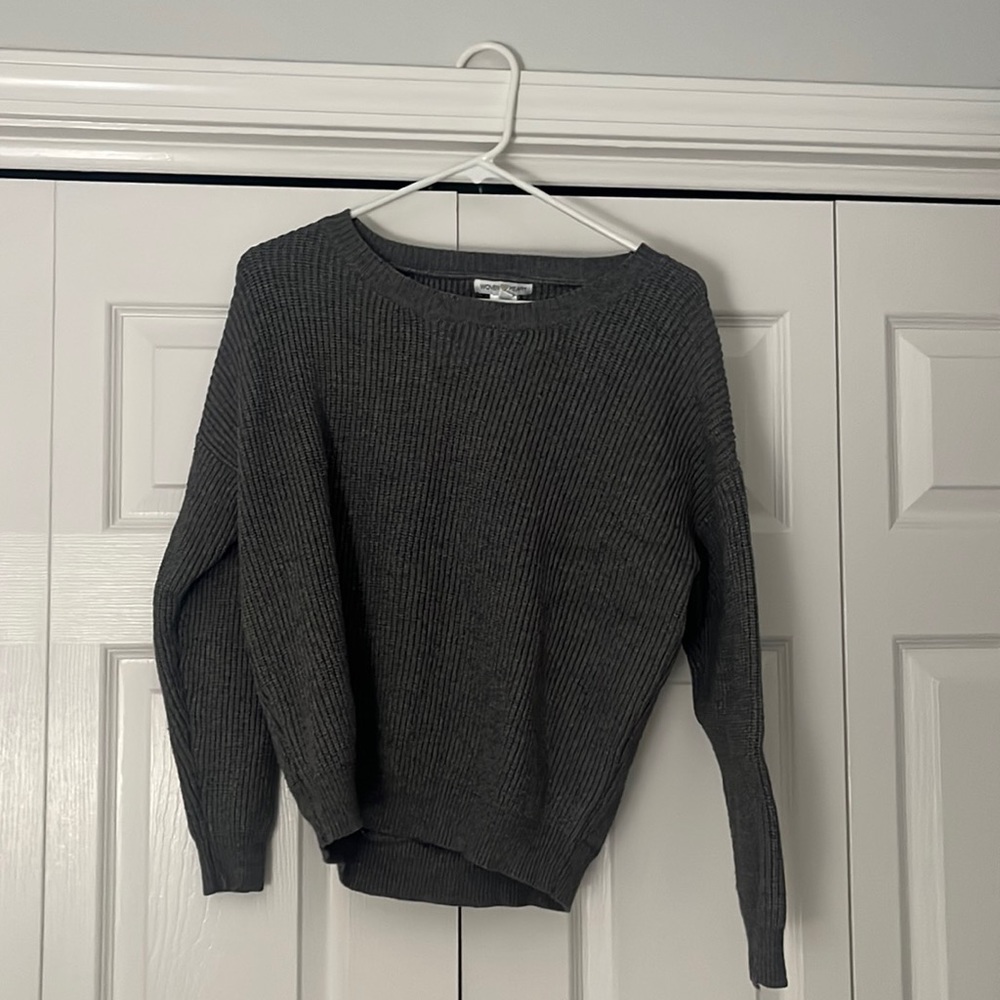 brand is Woven Heart, size medium, best feature is the hole in the back!